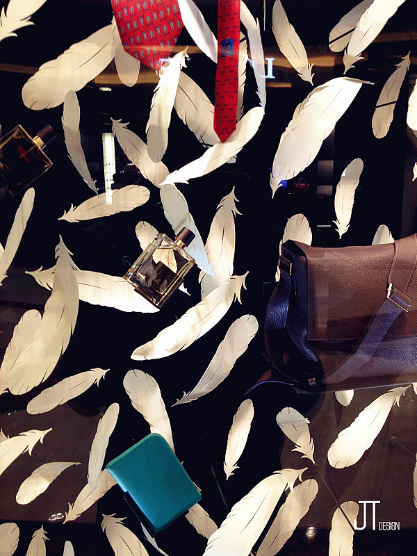  HERMES的橱窗,在每个不同的地域,就会有所不同。有时候,地区会根据自身的销量,地域环境等因素,去决定橱窗的设计。可是大致的主题还是会有统一的。
有兴趣的朋友,可以到我的博客看看。<br> 下面的照片是朱8K同学在欧洲巡店的时候所拍的,为HERMES2013年春夏橱窗。(话说,橱窗中的两条黑色竖杆真的很碍眼......)<br><br>