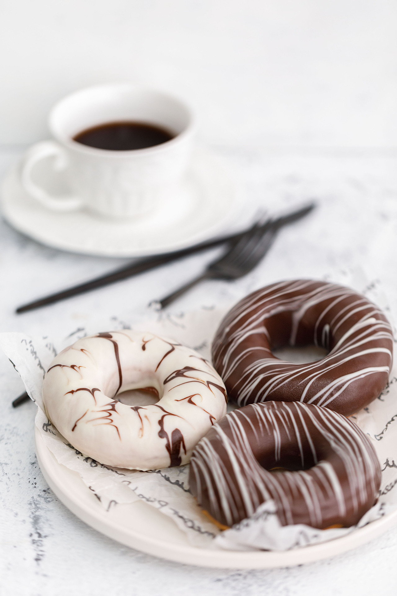 巧克力甜甜圈,巧克力甜甜圈的家常做法 - 美食杰巧克力甜甜圈做法大全