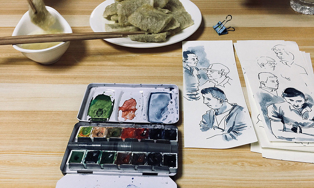闲下来时,我喜欢用便携的水彩颜料给速写上个色。
