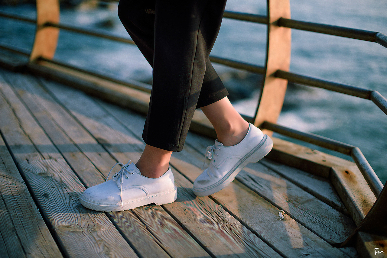 微咸海风吹散发丝
日光将思绪蒸发于天地<br>夜雾将思念汇聚成星光<br>摄影：@Fun仔<br>模特：@张阿呸