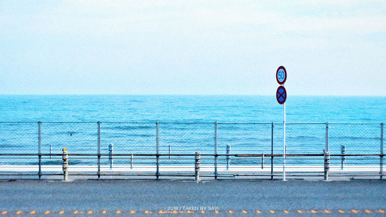 带着心爱的人,
带着至亲的人,<br>带着温暖的人,<br>沿着海走一走。<br>