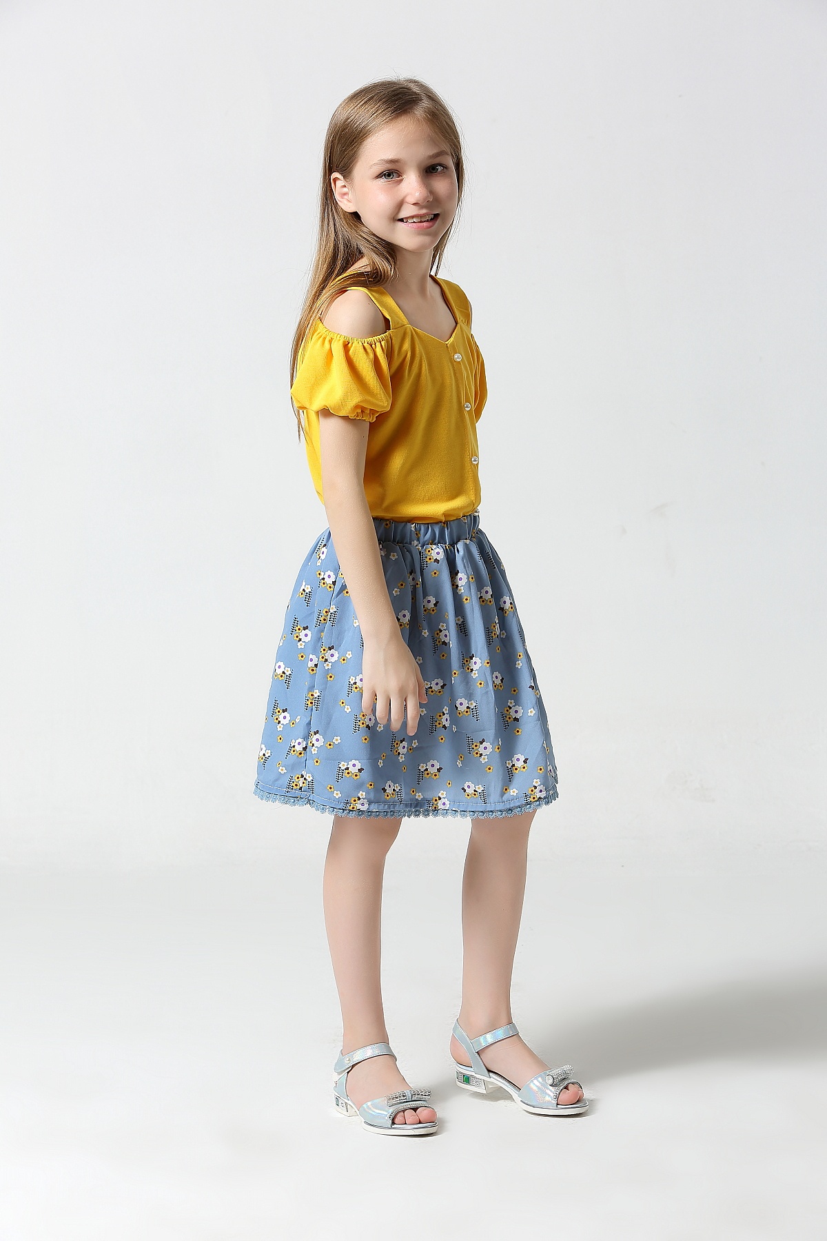 电商服饰摄影童装拍照外模拍摄纯色背景拍图网拍