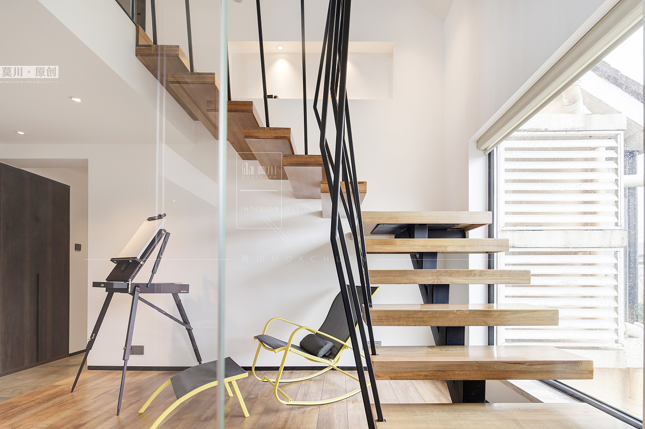 楼梯独特的结构外加靠窗的天然优势,让楼梯下方的空间通透且别致.