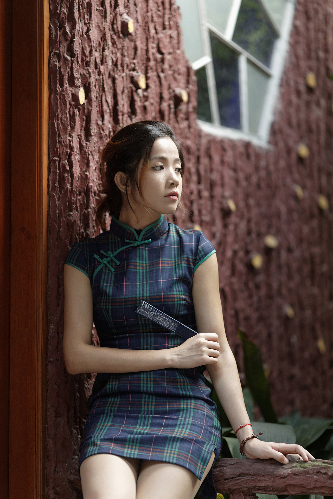 淡眉如秋水，玉肌伴清风，质傲清霜色，香含秋露华。