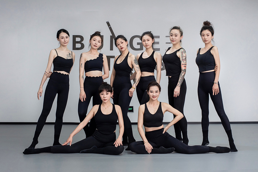 室内蹦极（图ZMzUyNDE0ODYw） - 时尚/艺术摄影 - 站酷设计师喂马摄影原创素材 - 站酷ZCOOL