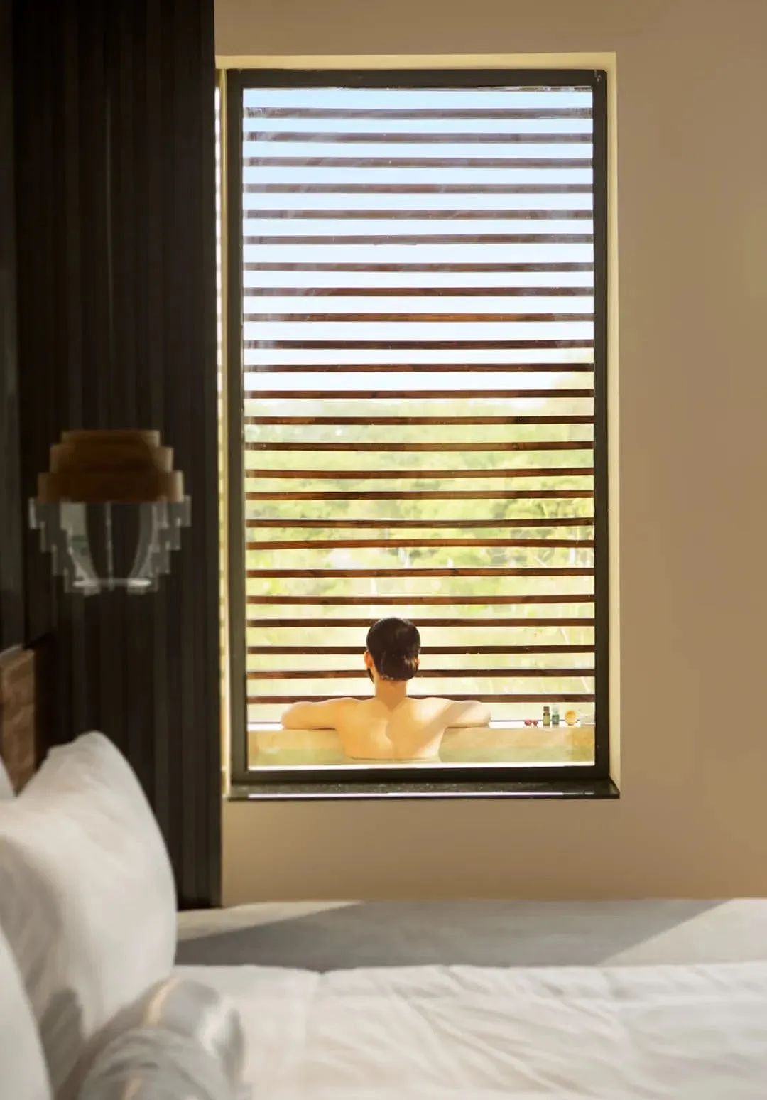 奔波于都市丛林中的人们,闲暇身处一地自然韵味的屋子,释放全身心疲惫,享受快慢节奏中的休憩时光,重拾生活的愜意与美好!
<br>项目地点 广西 古象温泉度假村<br><br>拍摄团队 乐在拍lephoto<br><br>· END ·<br><br>以上图片均为lephoto™乐在拍出品,版权归乐在拍与相关项目方所有,欢迎转发,如需转载请联系们。<br>E-mail:lephotostudio@163.com www.lephoto.net<br>© 2016 lephoto studio. All Rights Reserved.<br><br>▼