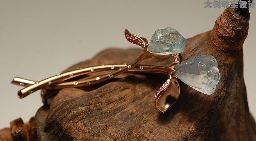 自己动手雕的莲蓬头,设计的胸针,和下面的戒指一套的,这个比较满意,但还是有瑕疵,要加一点别的。过段时间再修改