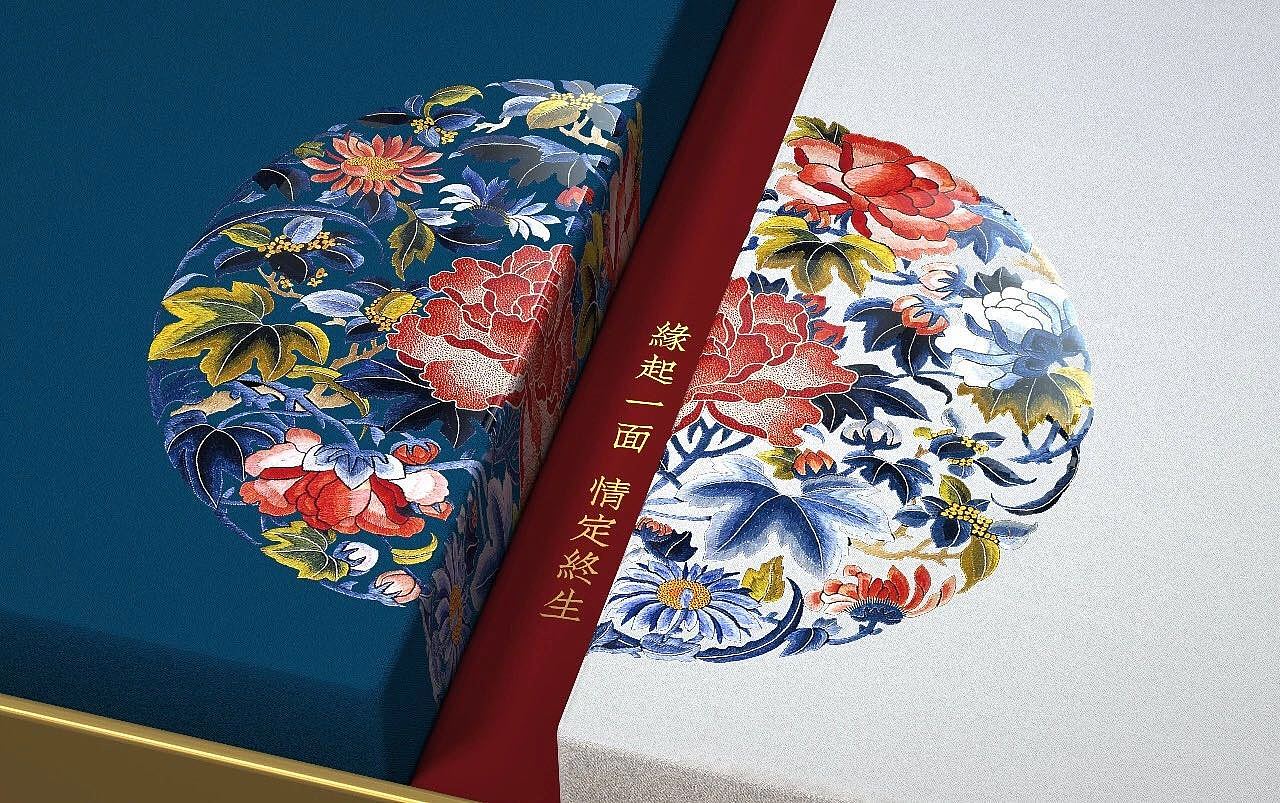 惊鸿一瞥 缘起一面
<br>知晓佛歌《一段缘》中的“缘起”,尚未动笔便惊觉其中妙义,梵缘起,缘起一面,面膜之用处亦是为了“一面”,这一面,厚积薄发,韬光养晦,只为茫茫人海中相互的一眼,成就一世情缘。跟随这“一面”的冲动,强烈的红蓝两色方案跃然而出,确定了方案的基调。<br><br><br><br>向佛求一束 寄予心上人<br><br>单看释义与梵字,似乎很容易联想到佛教元素,但考虑到产品只是借用其文化而非符合其属性,重点还应放在一个“缘”字,正如向佛求一束,寄予心上人。这一束,便是国色天香,以牡丹为主图案的新中式方案就此成型。 <br><br>