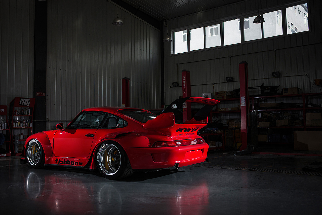 进一步处理反射,并将后轮拱的光源补充,使得尾部和侧面形成恰当的明暗衔接