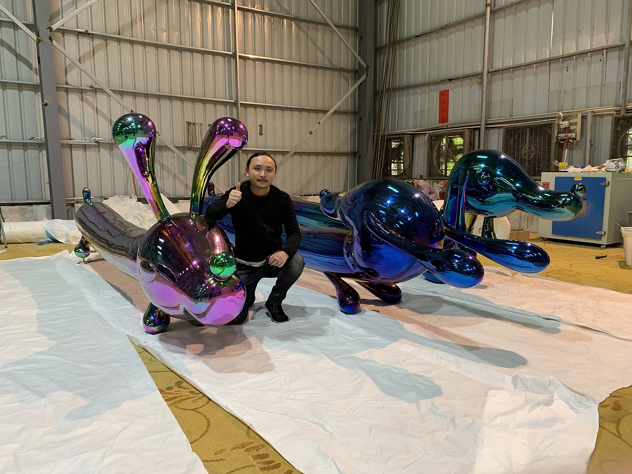 彩色卡通狗不锈钢雕塑 园林景观公园草坪雕塑