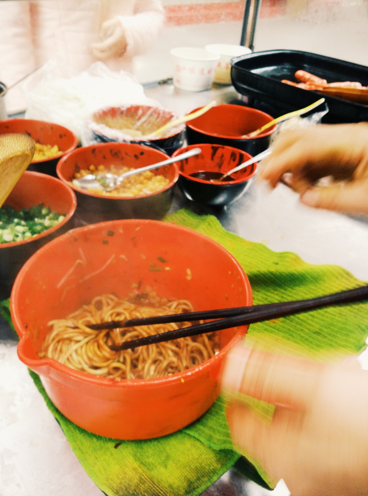 来到了广东东莞(小表妹这),晚饭在路边一位大叔那要了份热干面,小表妹是大叔的常客了,所以面多放了点,唯一不好的就是放多了花生酱(好甜)。