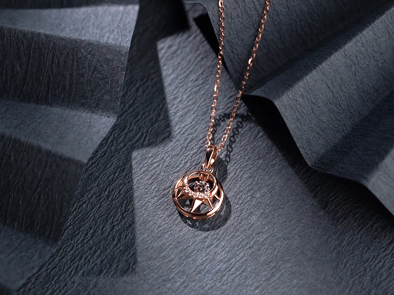 摩登珠寶視頻拍攝丨項(xiàng)鏈拍攝丨珠寶攝影丨產(chǎn)品拍攝（圖ZMjczODIzNTUy） - 產(chǎn)品攝影 - 站酷設(shè)計(jì)師珠寶攝影鄧sen原創(chuàng)素材 - 站酷ZCOOL