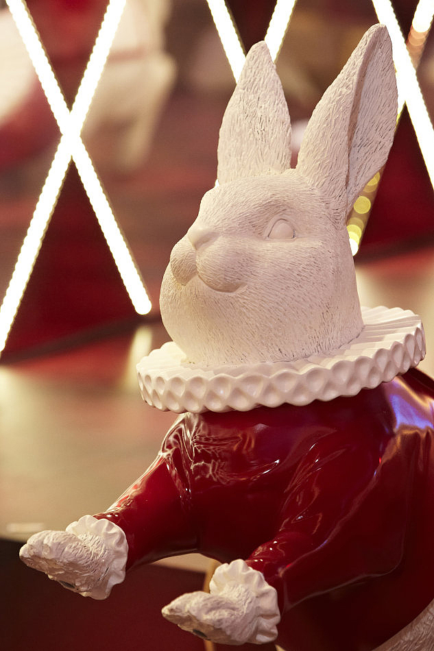 在这里能看到穿着滑稽小丑服的白兔,扭曲的钟盘,红色的圣诞树和悬空的旋转木马。走到海运大厦入口,走上一步步阶梯,周边的童话梦幻气息,仿佛即将会走入另外一个梦幻世界的感觉。屋顶上的木马会带领人飞往任何你想去的地方!