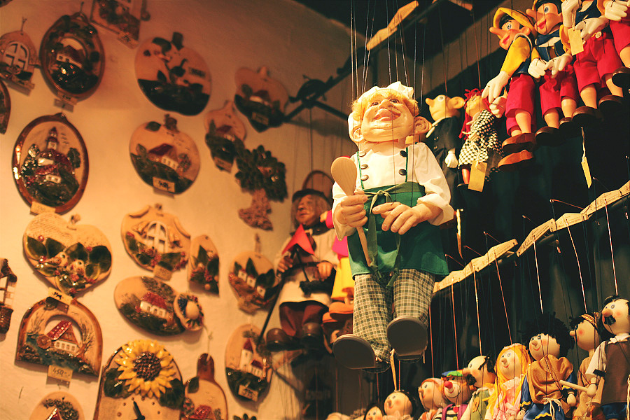 捷克随处可见的吊线木偶.