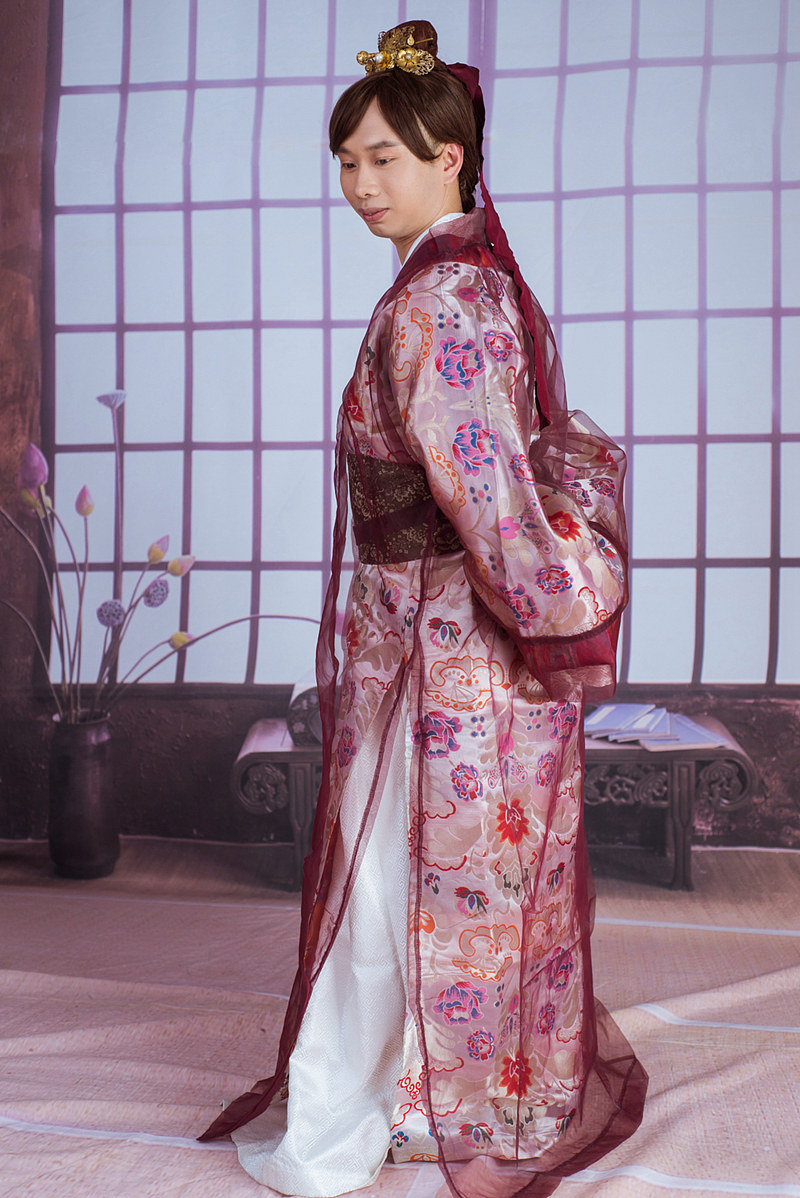 长风万里送来美酒, 美女可以酣上高楼.