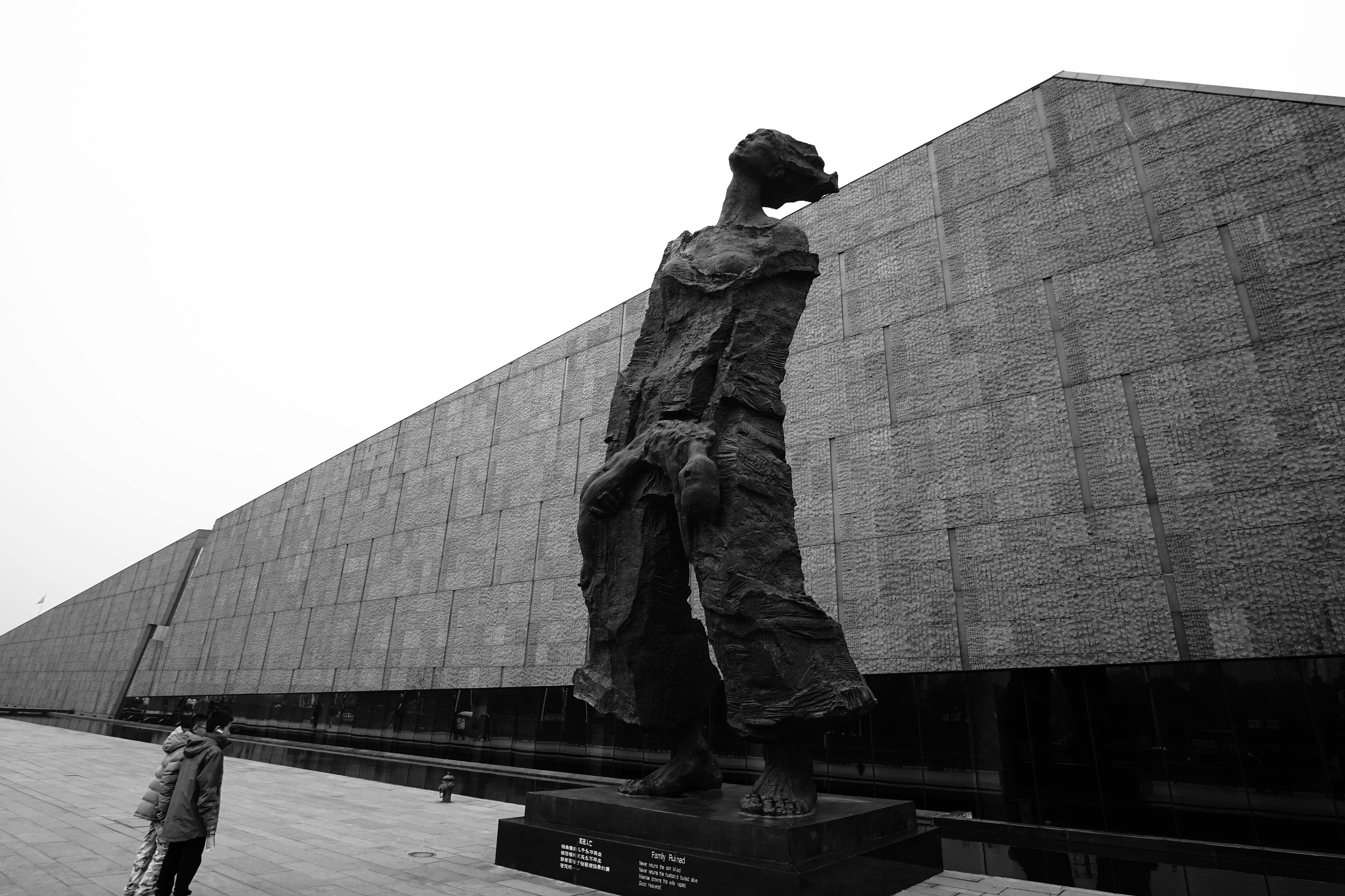 侵华日军南京大屠杀遇难同胞纪念馆铜板路摄影图配图高清摄影大图-千库网