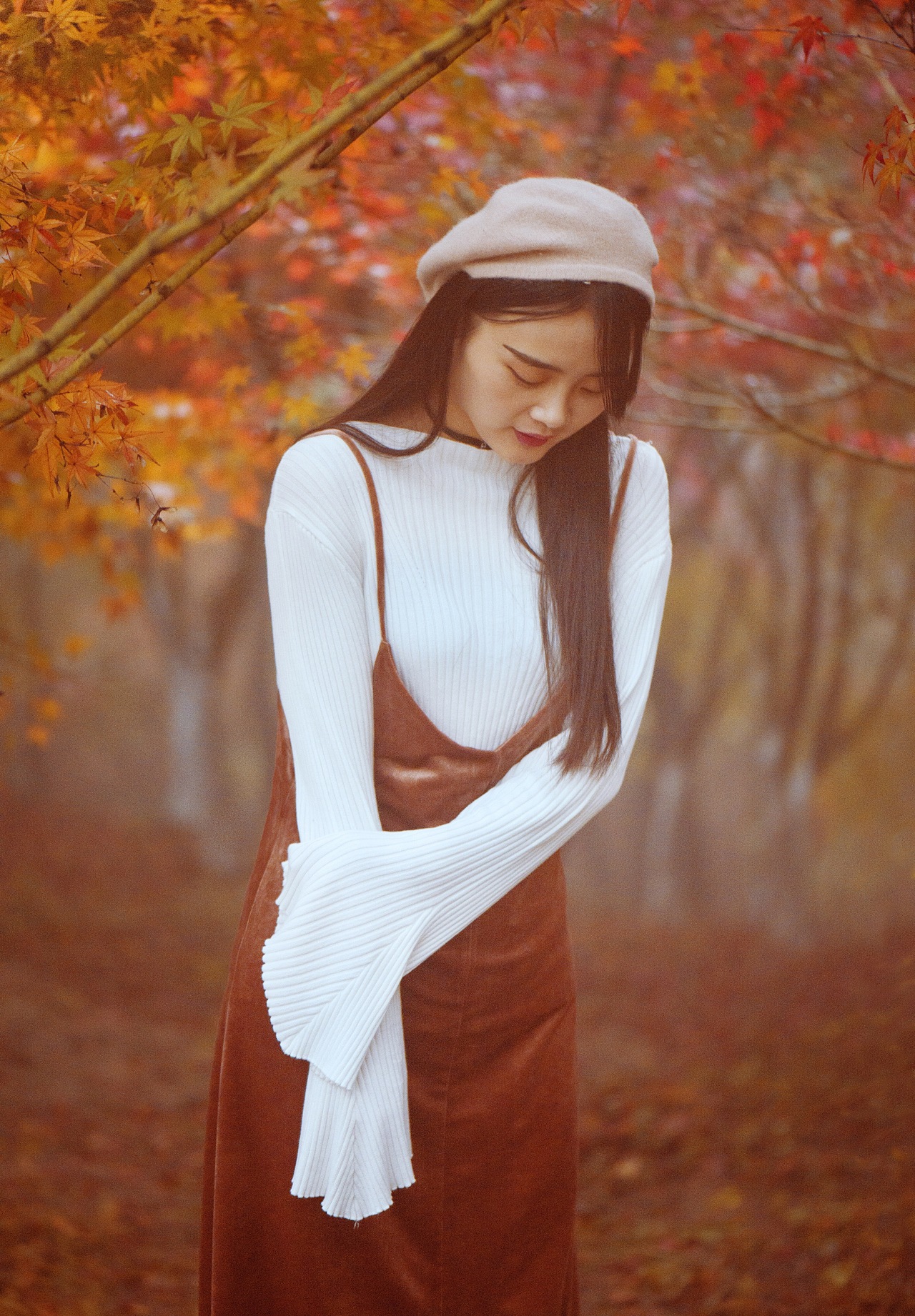 红枫树下美人如画