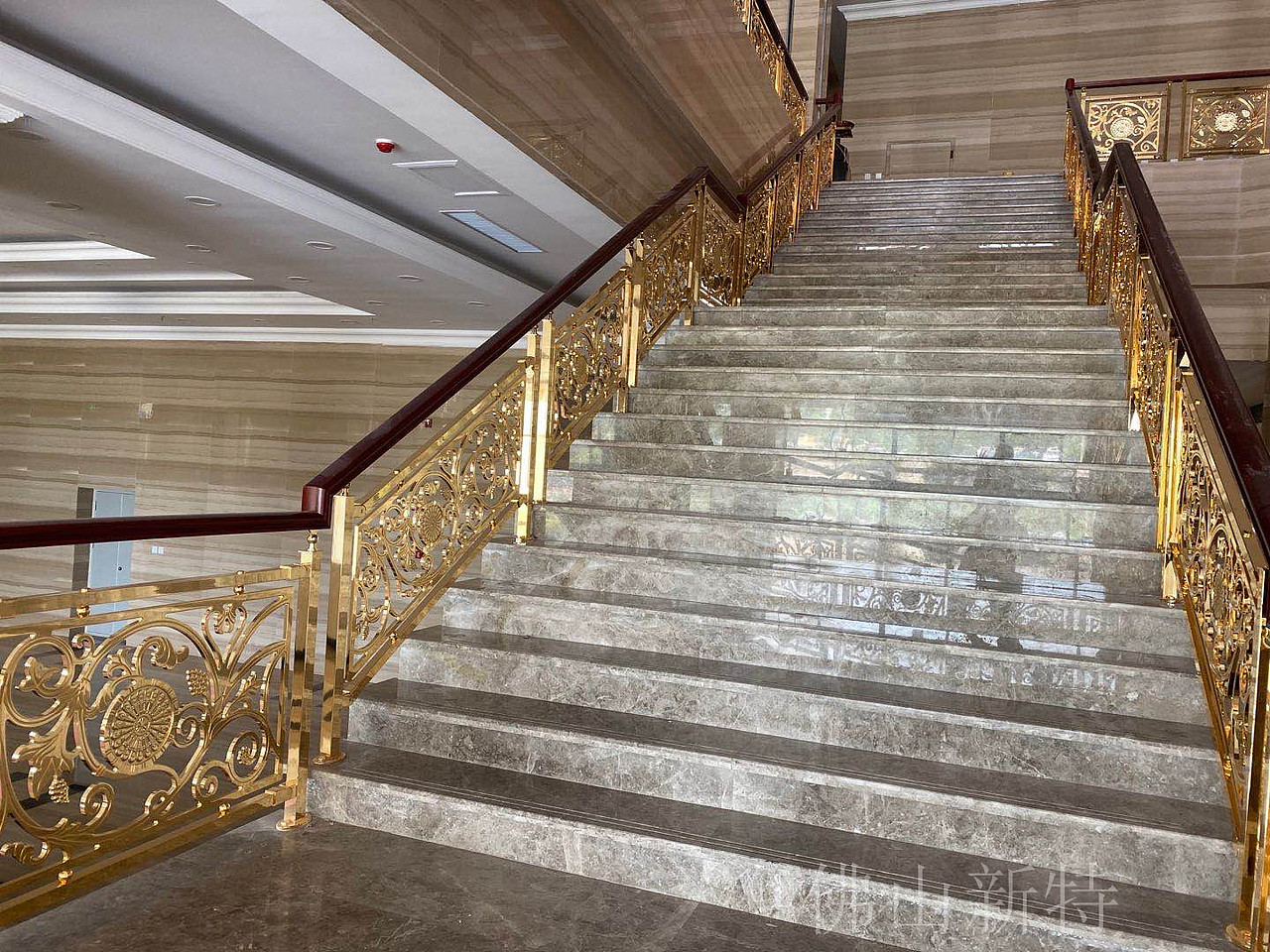 电镀金色铜板雕花楼梯护栏酒店图片视频