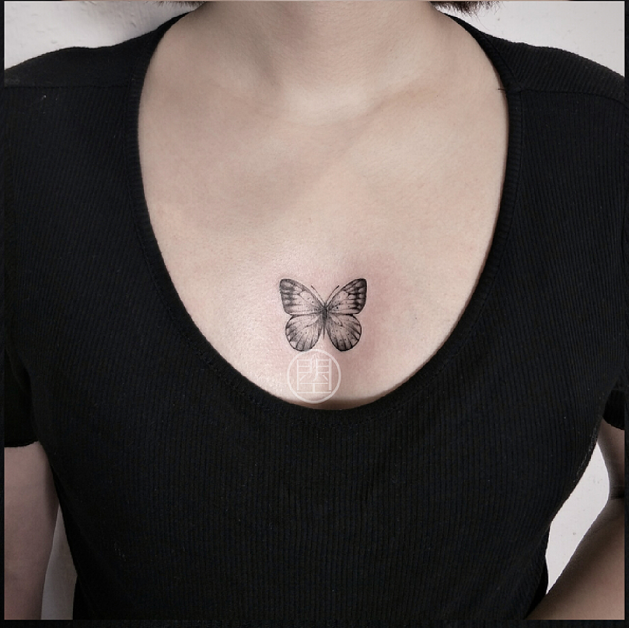 后背色彩蝴蝶纹身图案