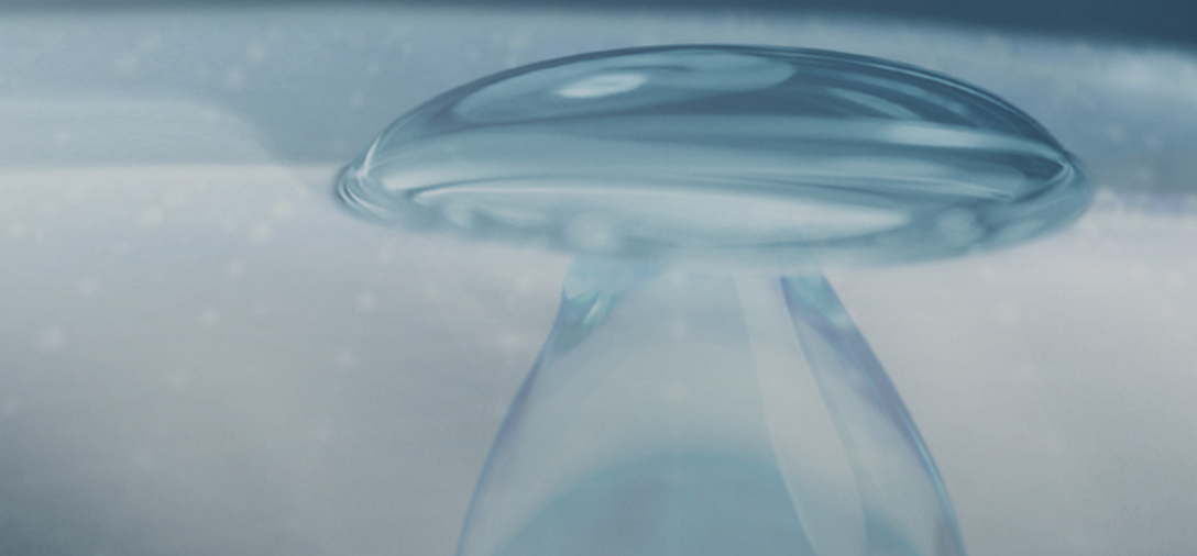 “Perfect Water”容器的设计灵感来源于一个午后，Dubois博士通过模拟仿生实验，正在认真的记录着每一滴微分生命源水，渗入肌肤的有效概率，午后的阳光照射进来，形成美丽纯粹的剪影。水滴、渗透、严谨的研发态度，卓越的渗透力，根源美肌的品牌理念……这一切，深深触动了设计师，于是，成就了“Perfect Water”极富创意的水滴状容器，水滴渗入肌肤的瞬间剪影，用设计成为永恒。