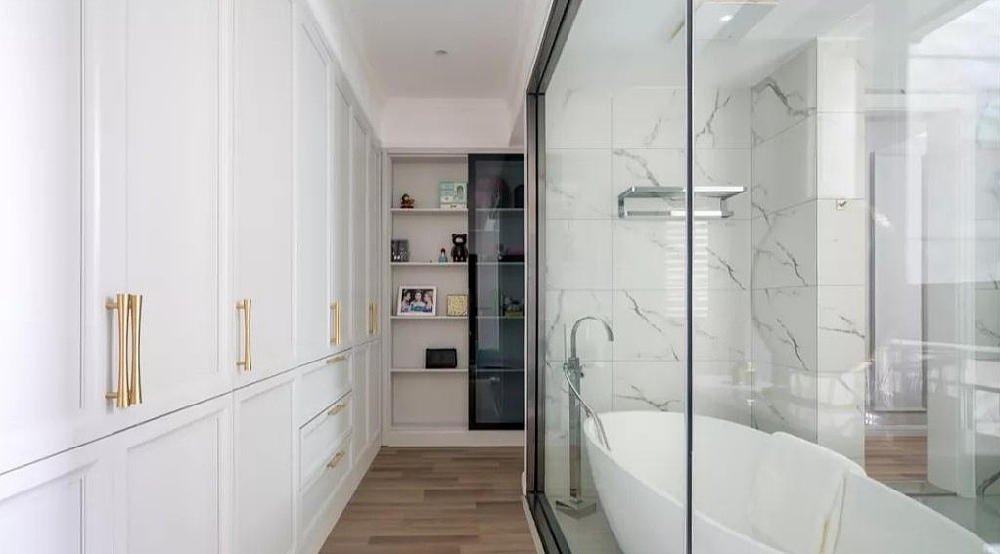 浴室采用全玻璃代替墙壁,让沐浴时拥有更佳的视野。