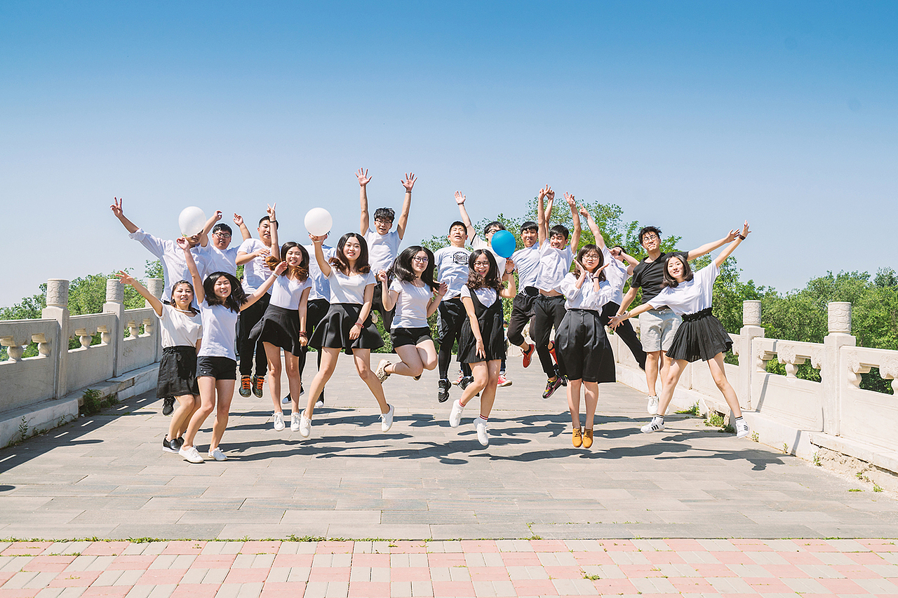 拍这种集体起跳的照片时,让他们自己嘴里喊123跳,效果会好很多 就是