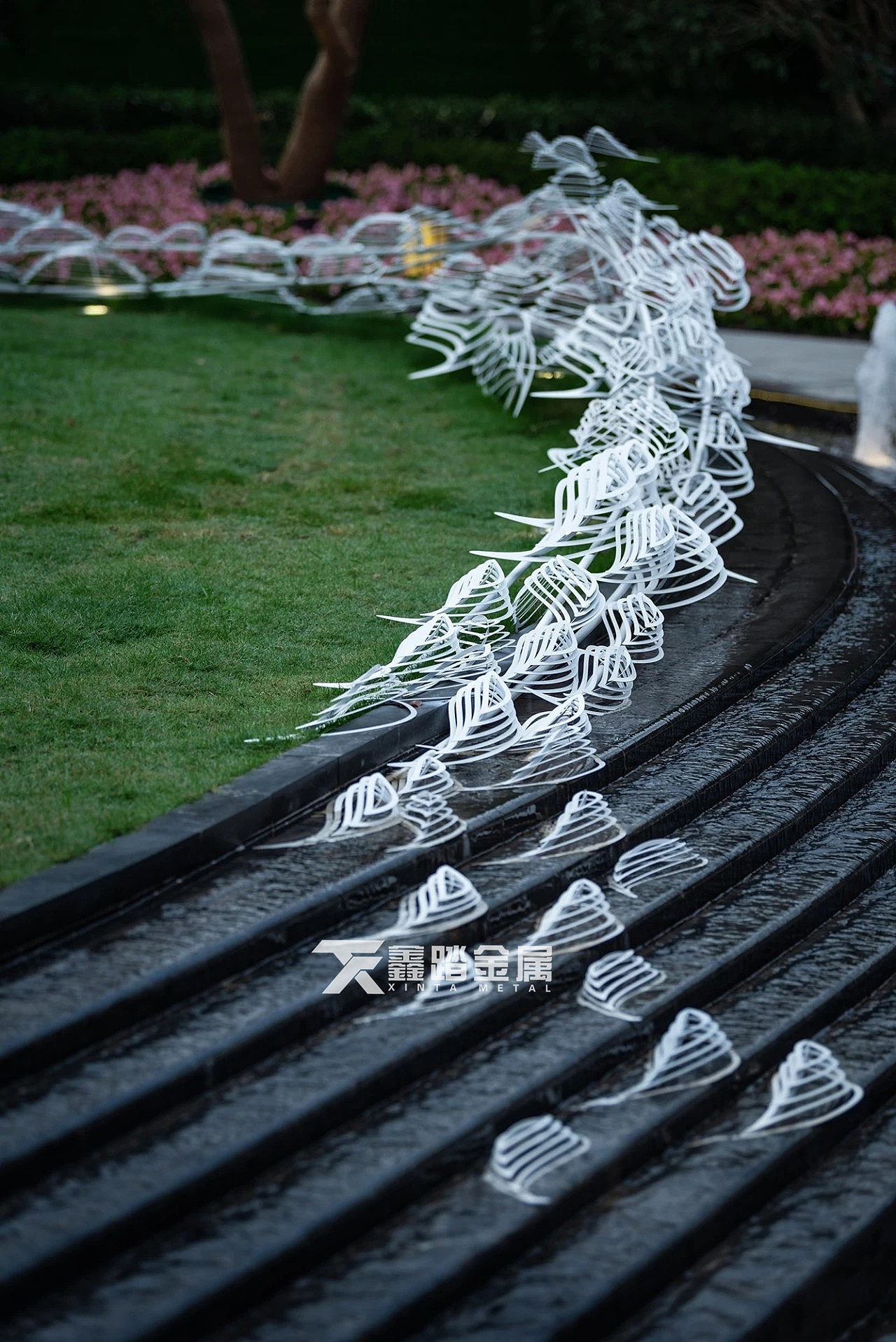 售楼部入口水池景观小品雕塑 多层抽象不锈钢鱼群雕塑