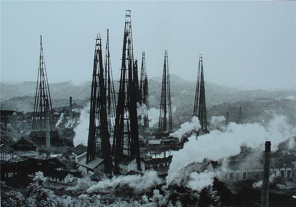 自贡开采井盐已有2000多年的历史,包装使用盐井图为背景,象征千