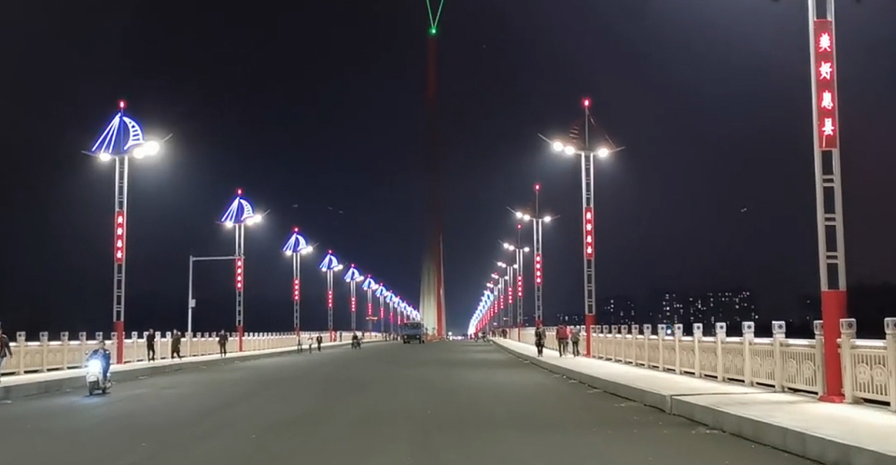 广陵大桥上的路灯图片