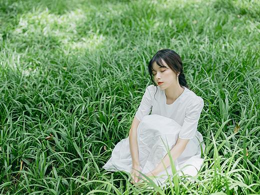 绿草地小白裙