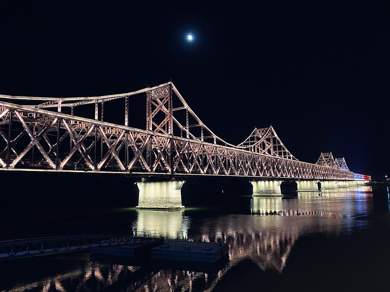 丹东鸭绿江断桥夜景，原创拍摄|鸭绿江断桥|丹东|夜景_新浪新闻