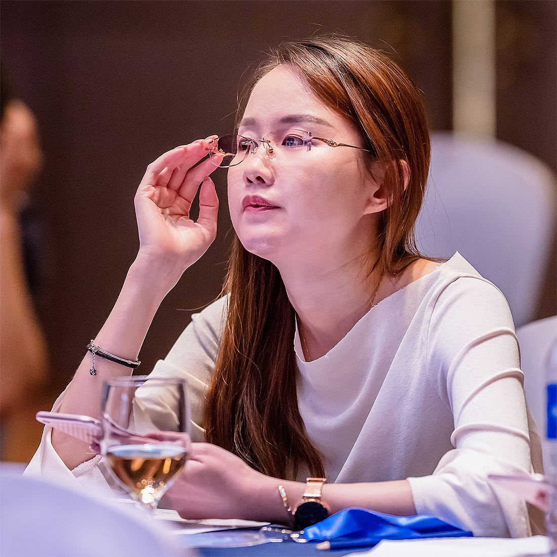 坐在后排的女孩——会议人像(二十四)