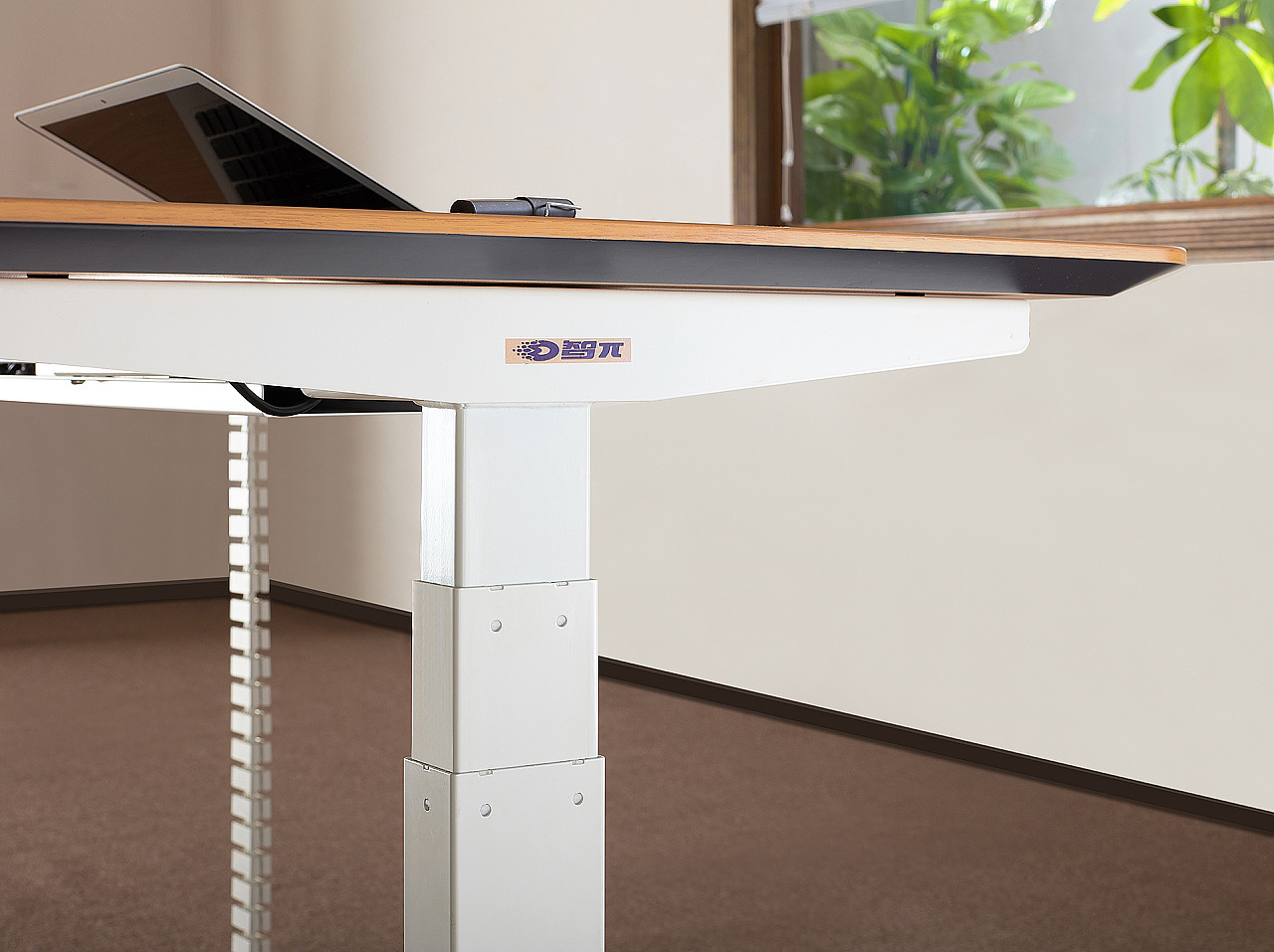 办公书桌升降桌拍摄 电脑桌室内家居空间摄影局部图