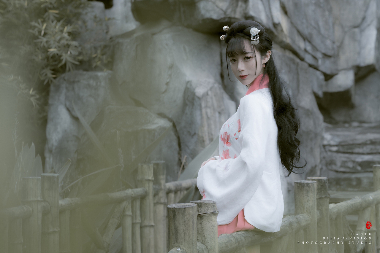 汉服之竹林小径（图ZMjMwNjQ3NzA4） - 人像摄影 - 站酷设计师比间绘影原创素材 - 站酷ZCOOL