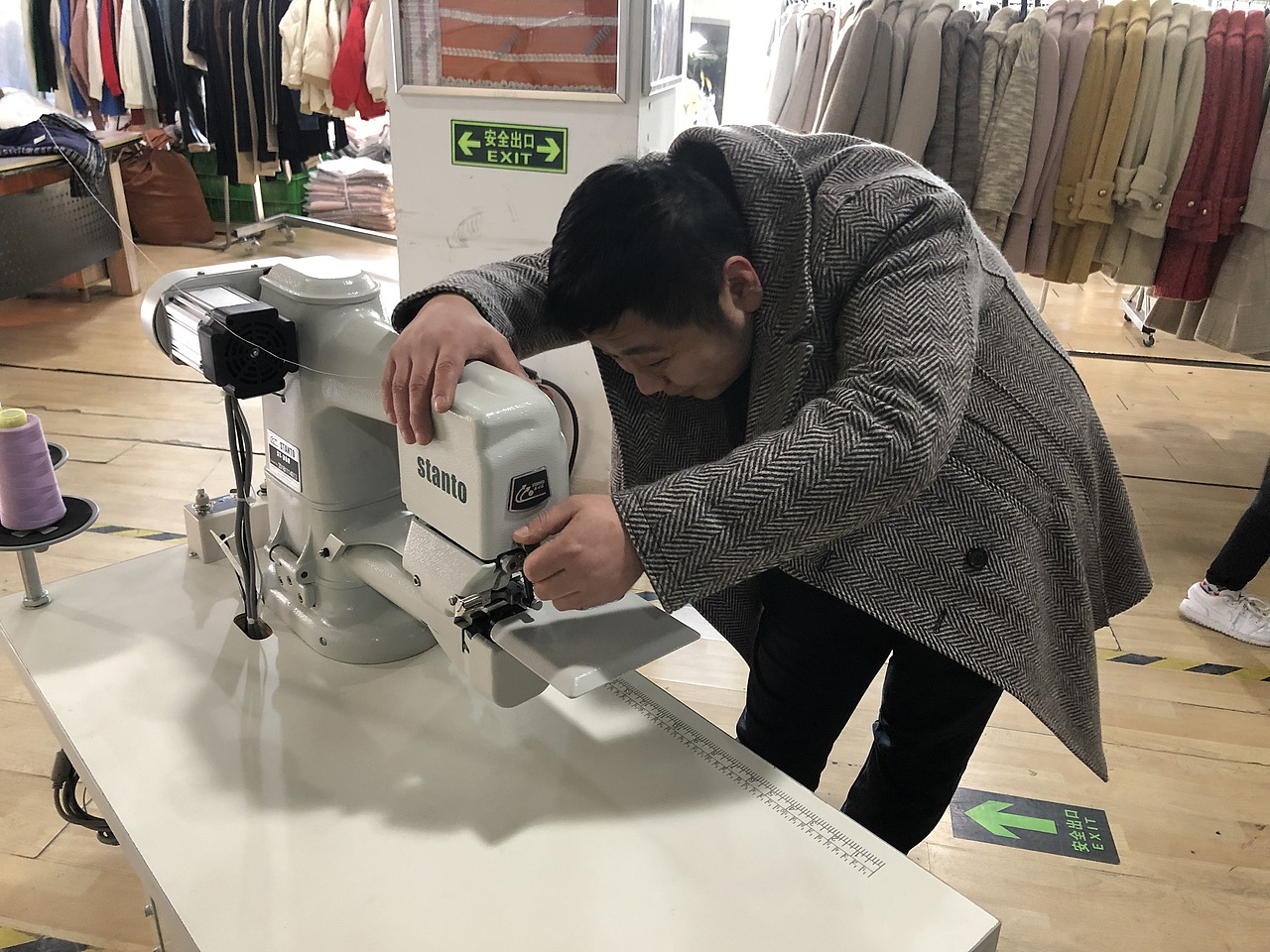 双面呢暗缝机,中国出口的高端缝纫机,羊绒大衣撬边机