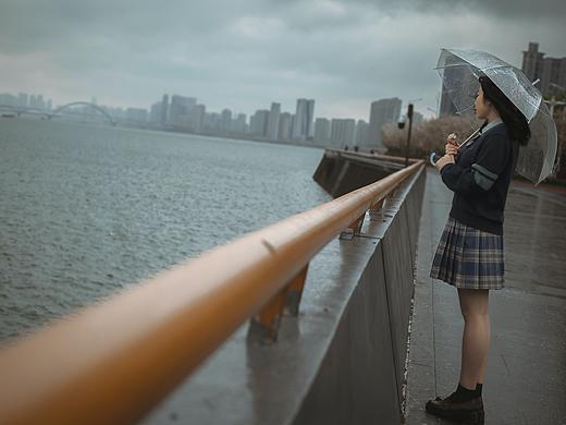 下雨天拍照 模特冻得狗