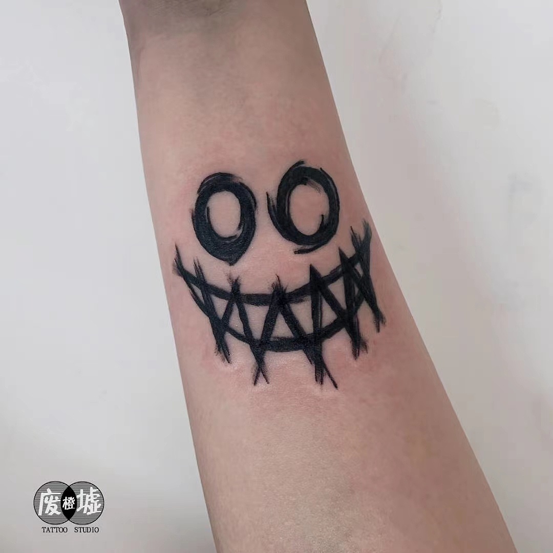 昆明纹身 小丑笑脸 废墟刺青