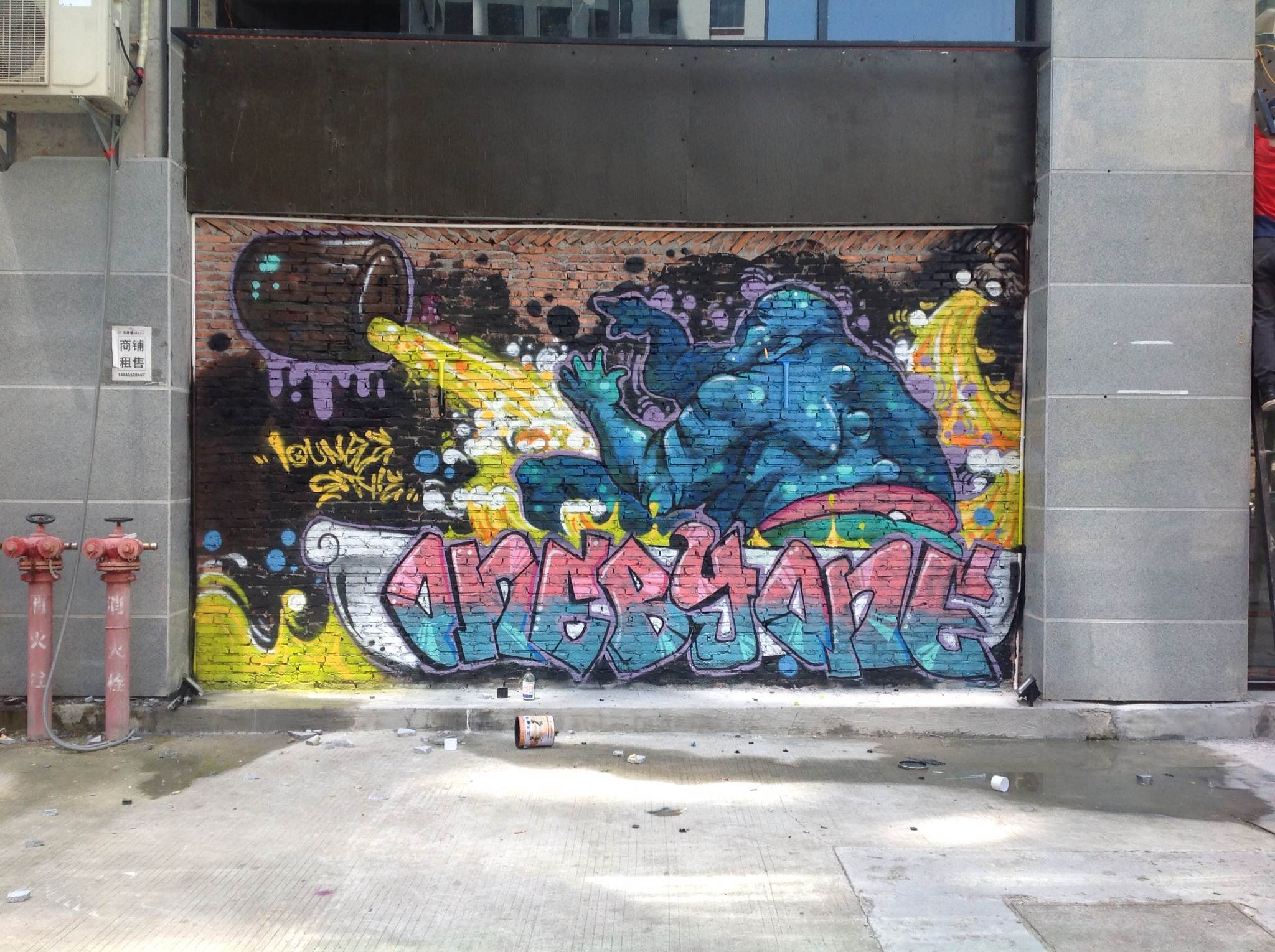 酒吧外墙的胖子