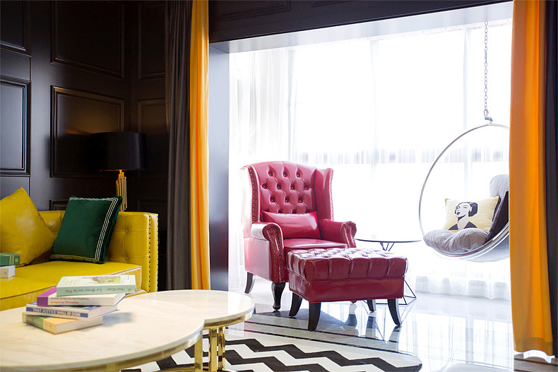 玫红皮质躺椅似乎在与沙发黄争艳,只有吊挂的透明座椅在一旁静候女主闲暇时蜜宠。 #客厅 #窗帘 #椅子