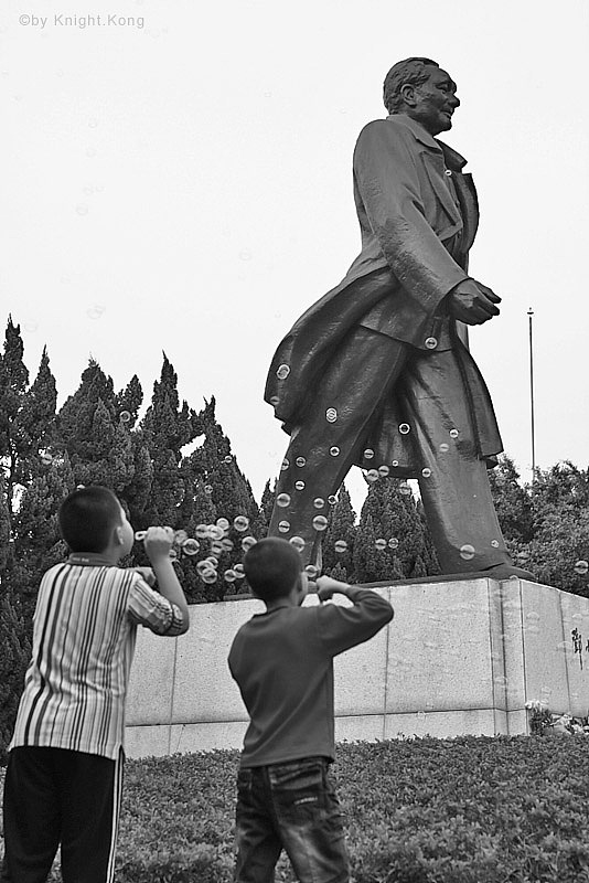 在伟人下玩耍的儿童