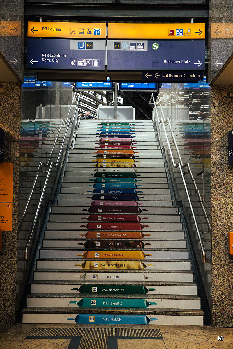 
----科隆----<br>城市的部分其实并不是非常多，一则自己总是泡博物馆跑教堂，二则匆匆旅途中没有wifi全靠地图记忆力，错过了不少也是难免。一上来其实就是科隆中央火车站的彩虹台阶贴纸~我是非常喜欢德国交通网的，尤其是铁路系统，虽然并没有日本那般准时，却也是想到哪里都极为方便的。最为厉害的是与整个城市交通网的无缝连接，相当自然，真的是非常的棒！