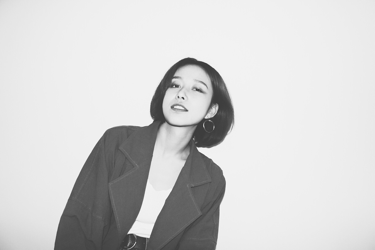 一面白墙的人像