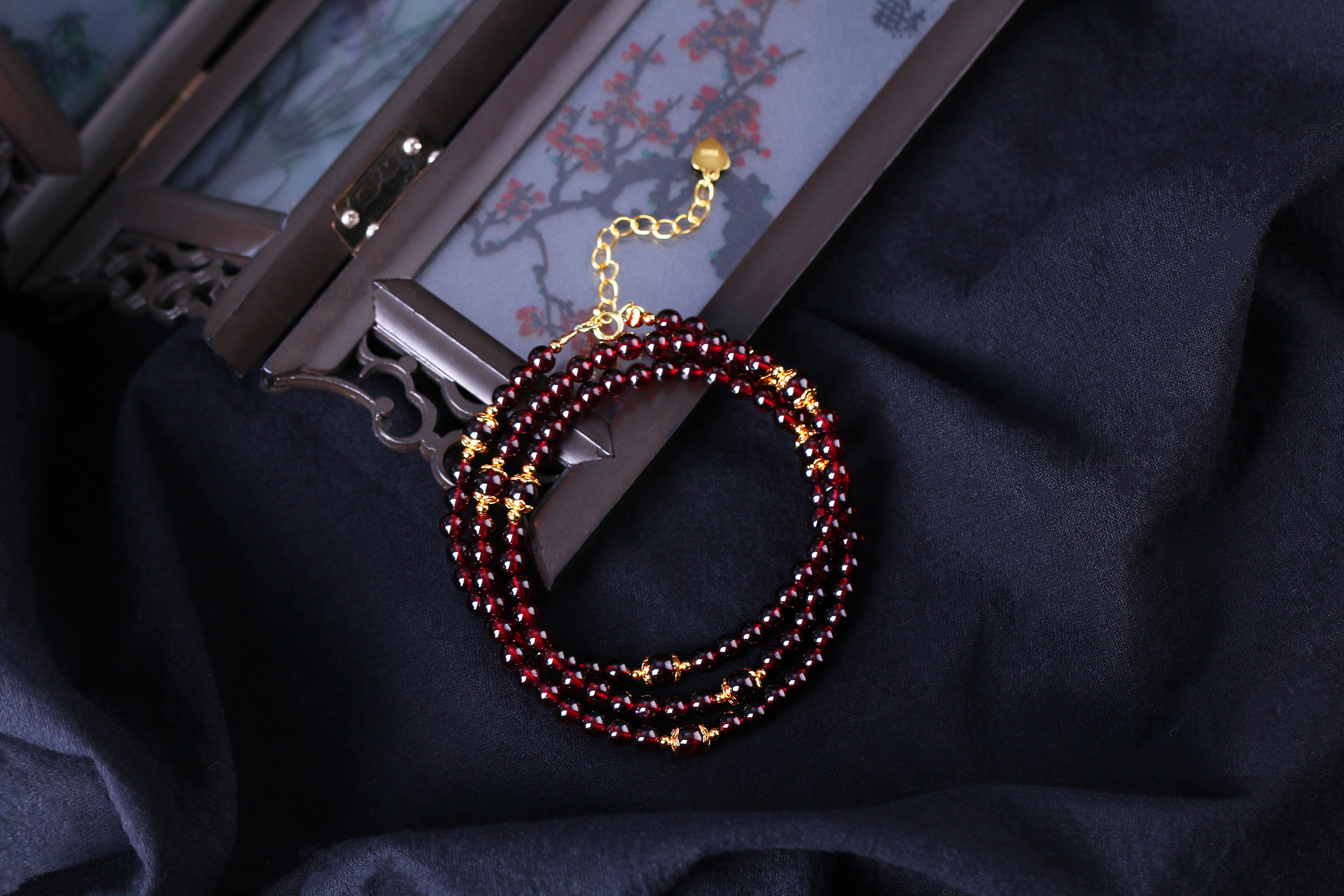 石榴红手串拍摄