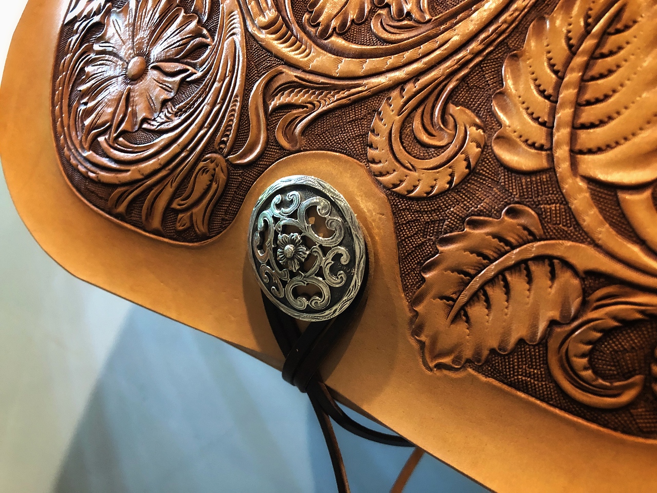 谢里丹皮雕马鞍包