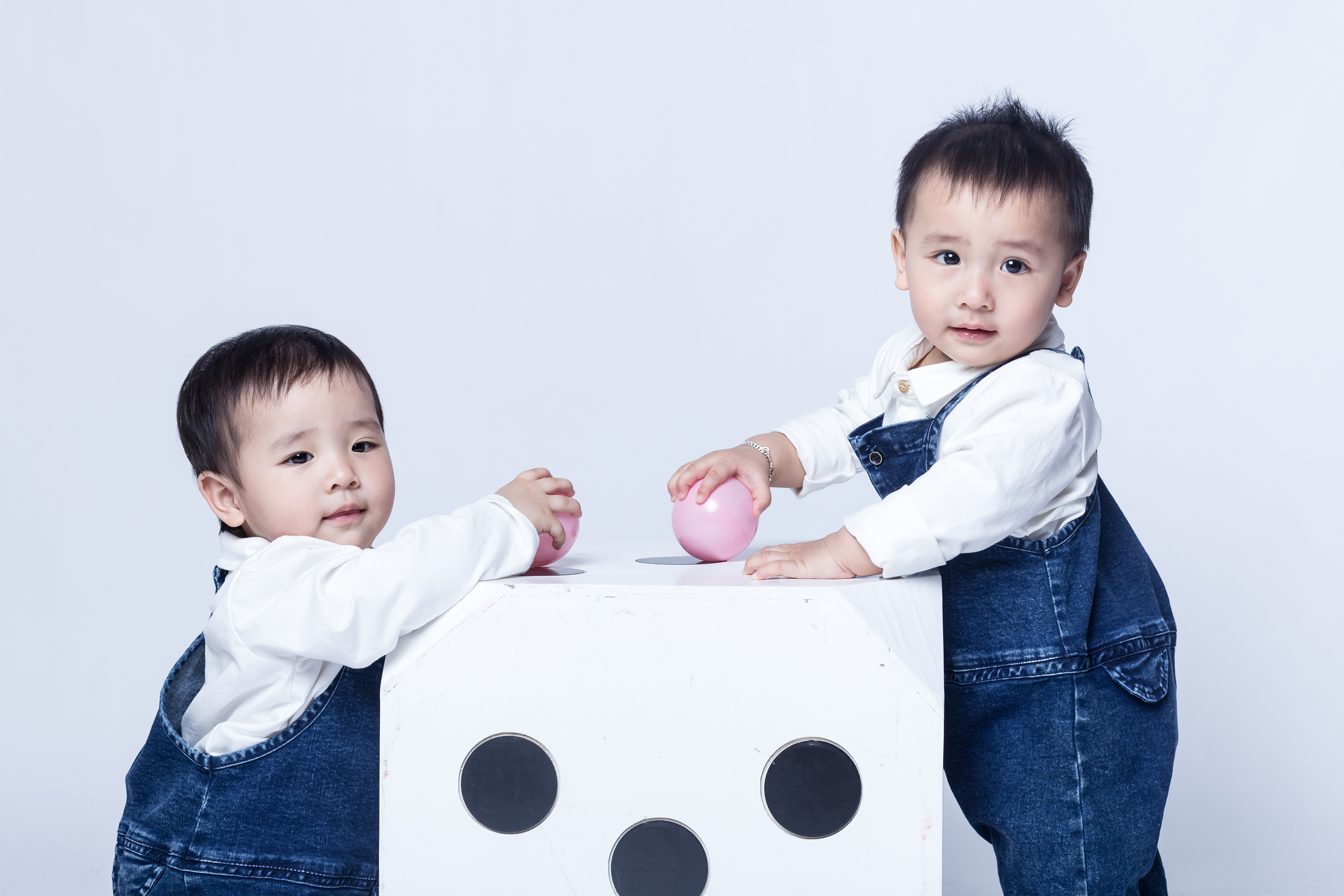 双胞胎男孩儿童摄影