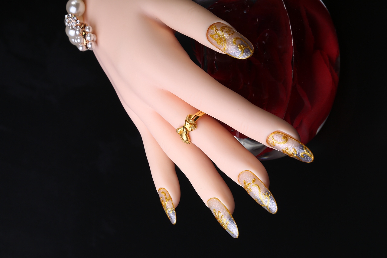 纤纤玉指,出手不凡.