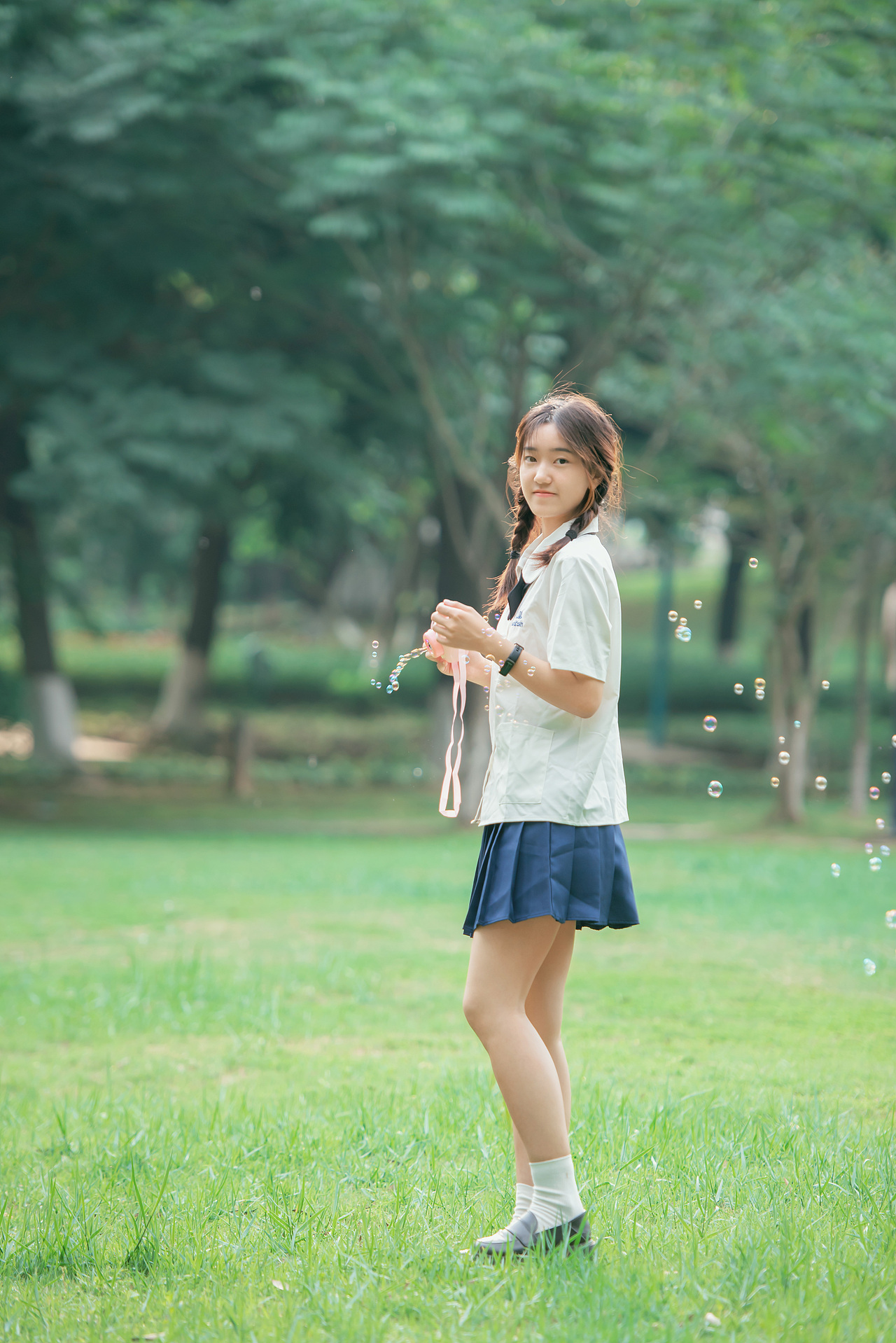 泰国校服人像摄影青春校园小清新双麻花辫子