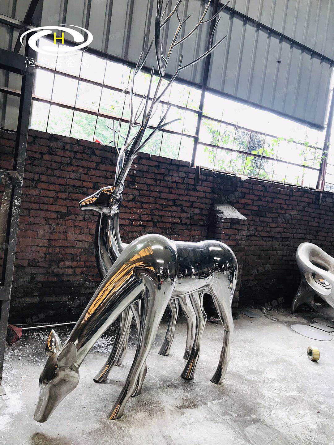 园林草地不锈钢鹿雕塑 小鹿雕塑 镜面鹿雕塑