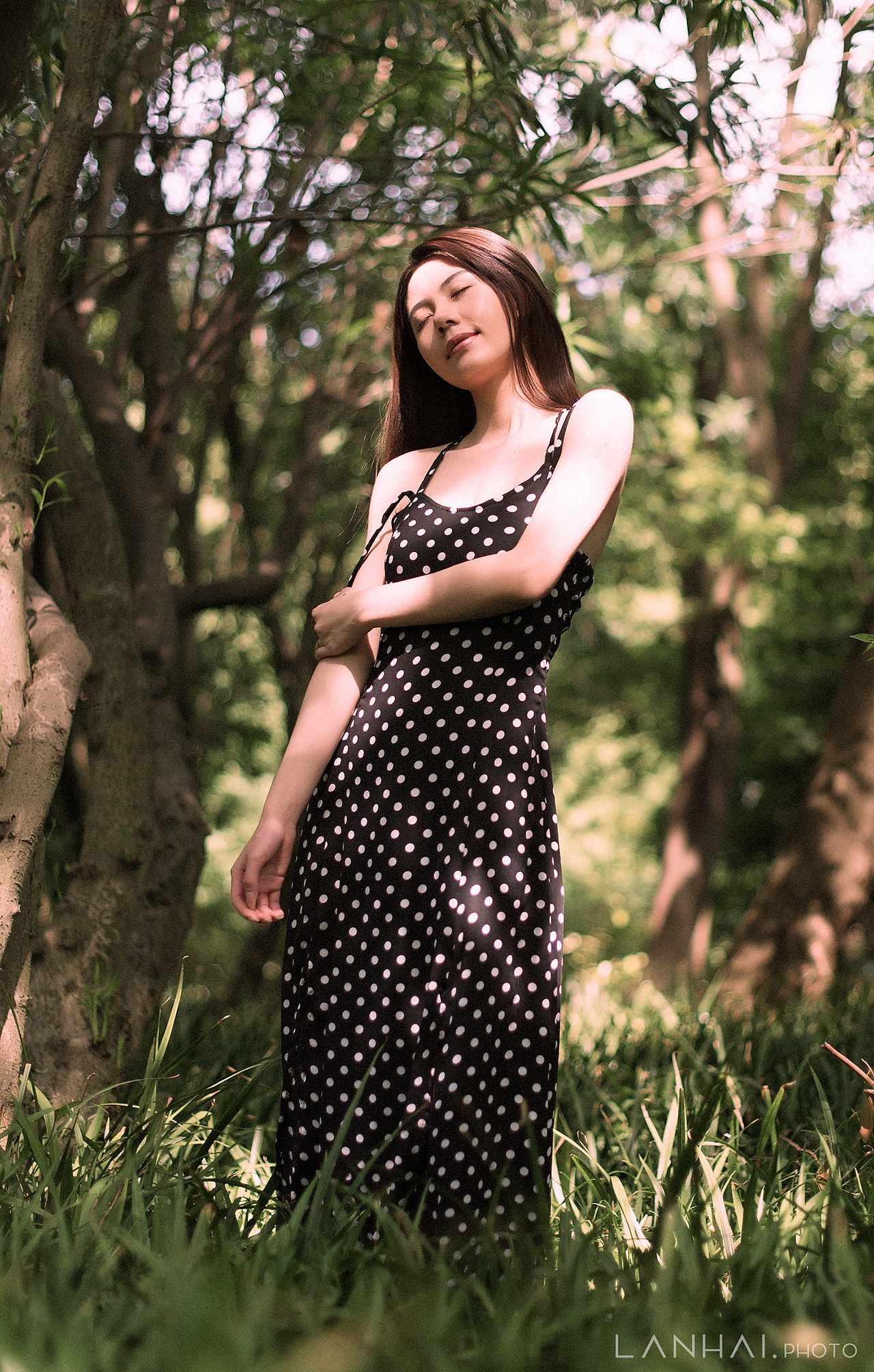 阳光下,是一道纤绝的尘陌。