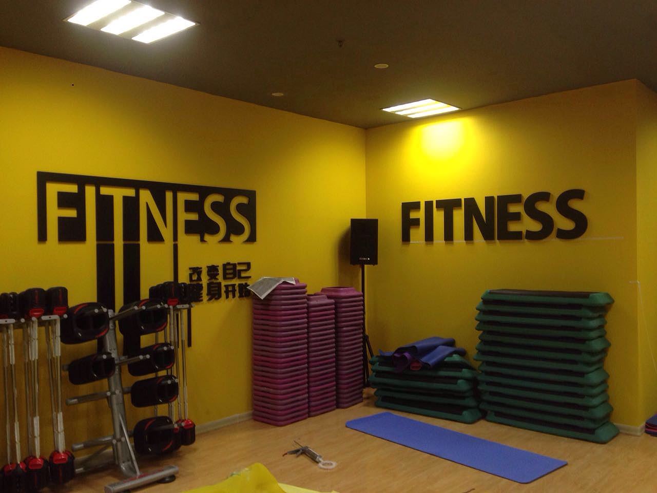 最不起眼的材料,闪最耀眼的光芒——健身房墙面设计